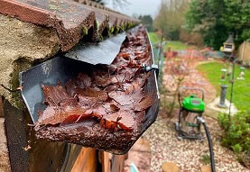 overflowing gutter cleaning using gutter vaccume